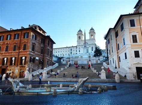 Via dei Condotti a Roma: Il Cuore dello Shopping di Lusso